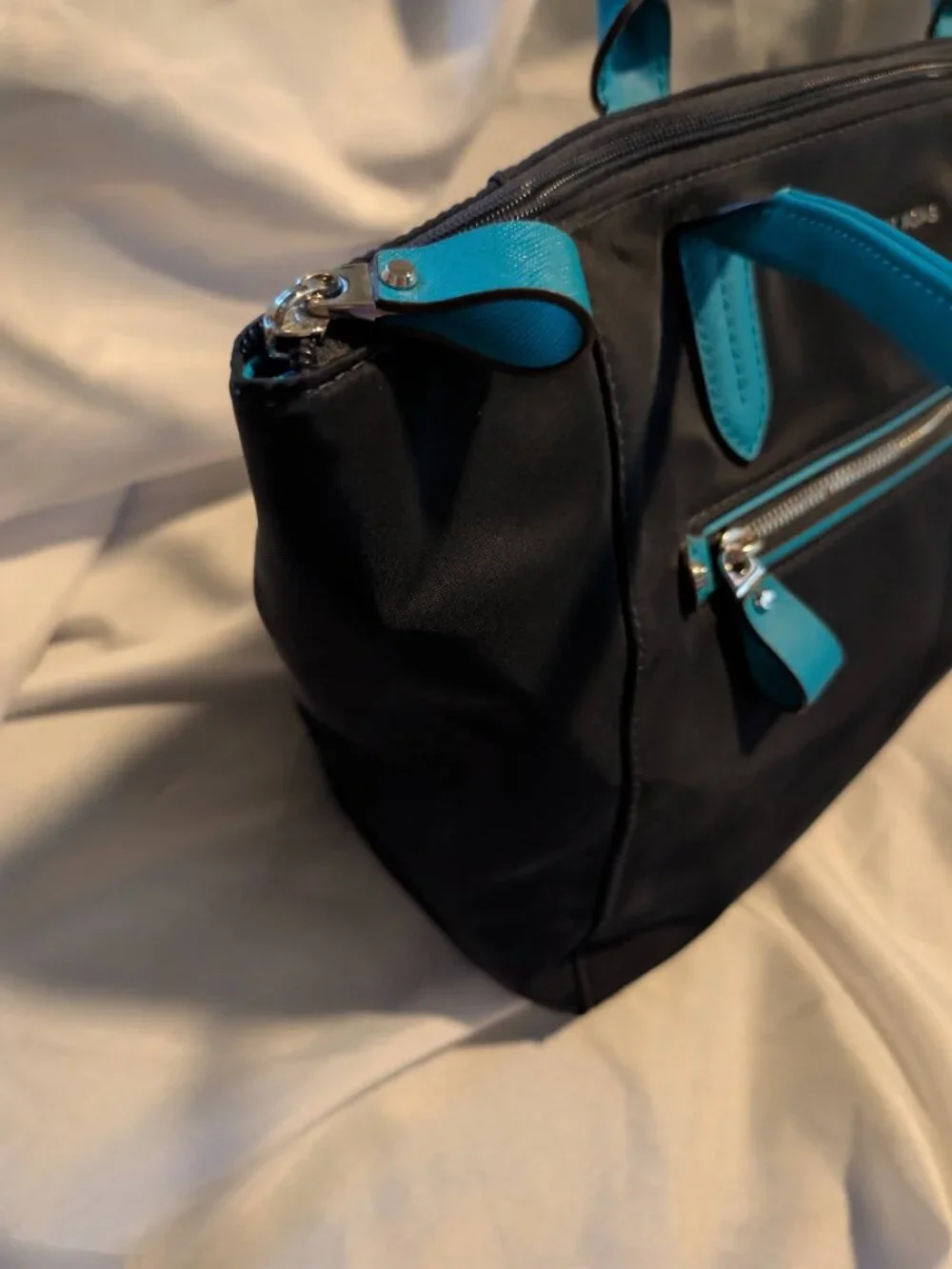 AUTHENTICATED MICHAEL KORS NYLON KELSEY HANDBAG BLACK/TURQUOISE EXCELLENT COND